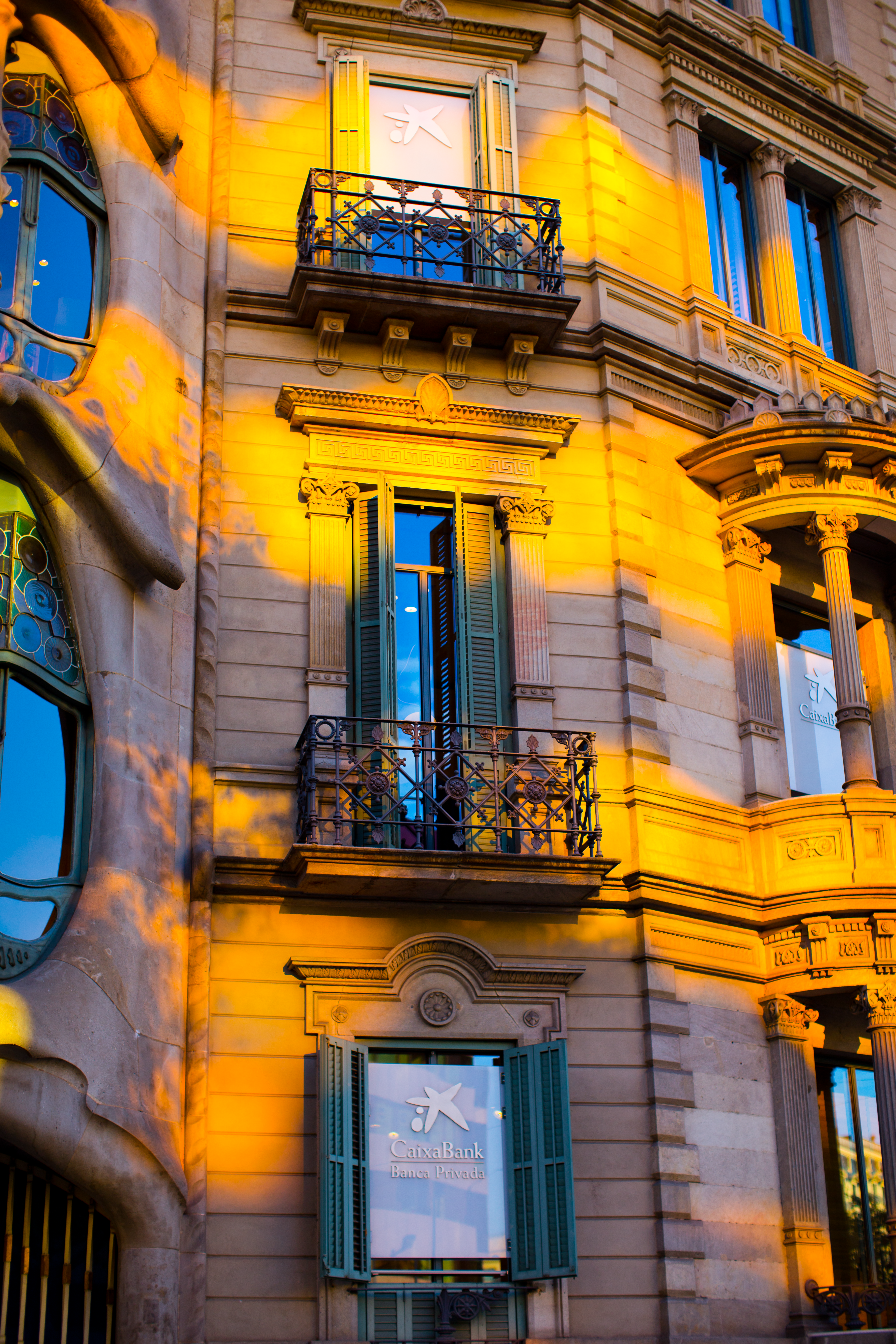 barcelona spain colors